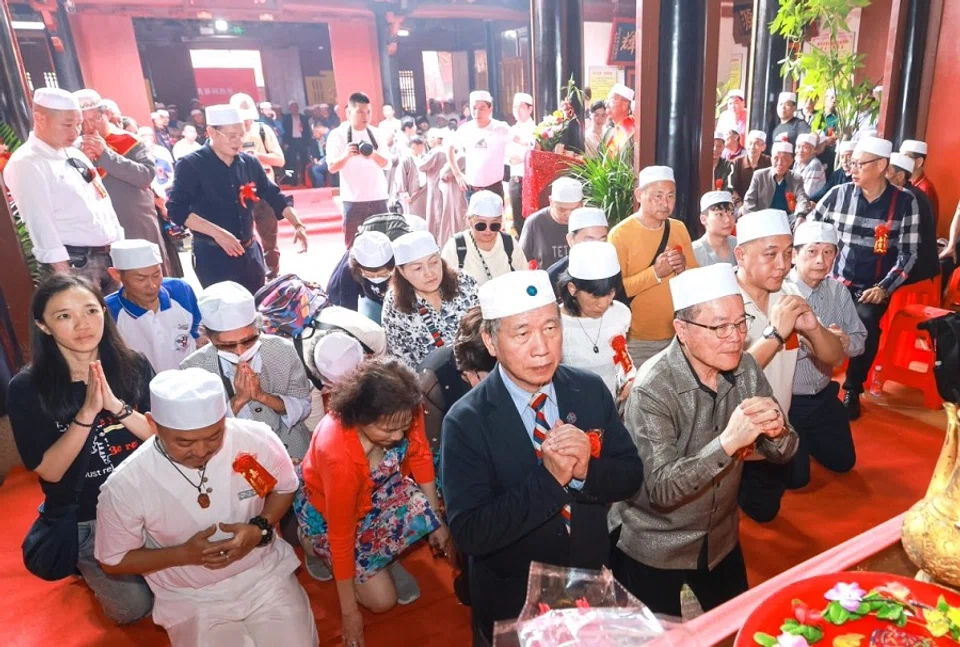 Kwek Theng Swee (front row, right) attends an ancestral worship ceremony at the Baiqi ancestral hall in Fujian during Qingming Festival in 2024. (Photo provided by interviewee)