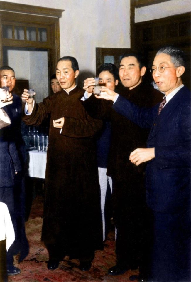 In October 1945, the CCP delegation received people from various parties attending the PCC session in Chongqing. The photo shows CCP leader Zhou Enlai (second from right) raising a glass to guests. The CCP portrayed itself as open-minded and democratic to win friends, in a successful political campaign.