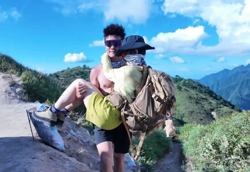 Climbing companion Fang Yijia charges 600 to 800 RMB per trip. (Photo provided by interviewee)