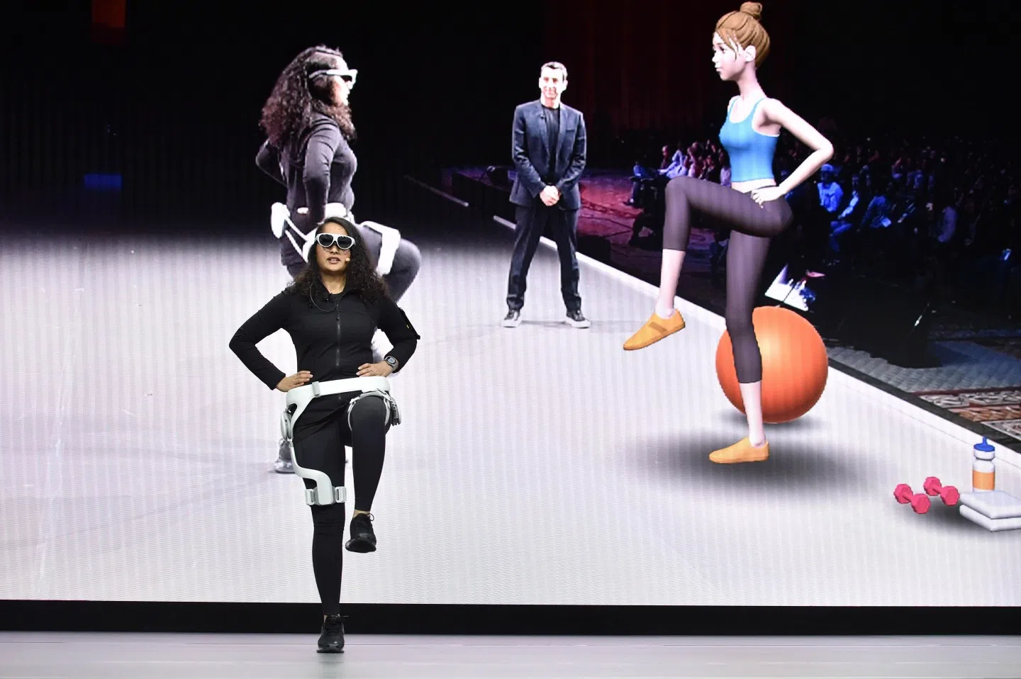 A virtual reality trainer assists a representative in exercising using GEMS, Gait Enhancing and Motivation System, during a Samsung press event for CES 2020 at the Mandalay Bay Convention Center on 6 January 2020 in Las Vegas, Nevada. (David Becker/Getty Images/AFP)