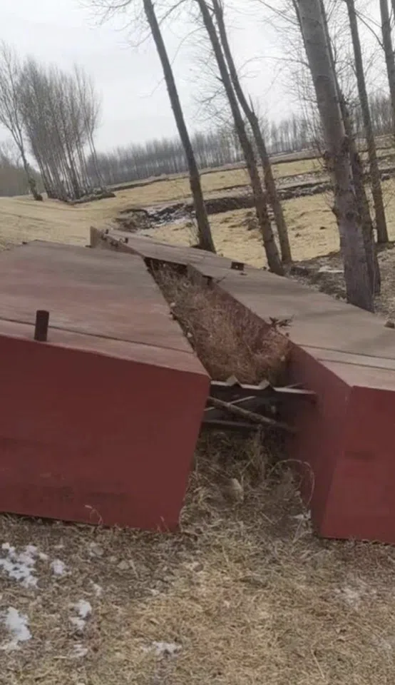 Part of the floating bridge that was demolished. (Weibo)
