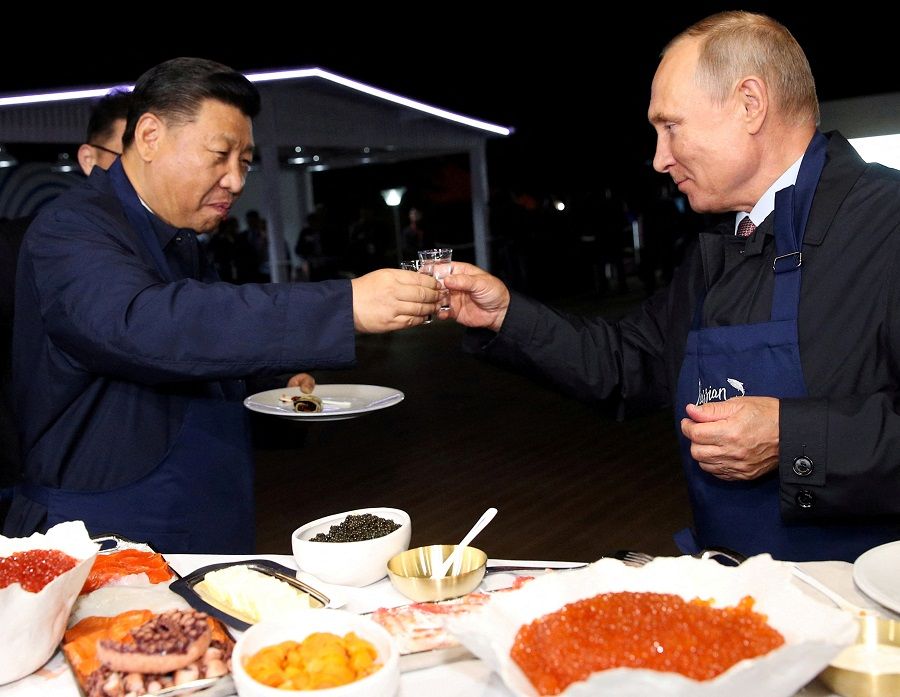 Russian President Vladimir Putin and Chinese President Xi Jinping toast during a visit to the Far East Street exhibition on the sidelines of the Eastern Economic Forum in Vladivostok, Russia, 11 September 2018. (Sergei Bobylev/TASS Host Photo Agency/Pool via Reuters/File Photo)