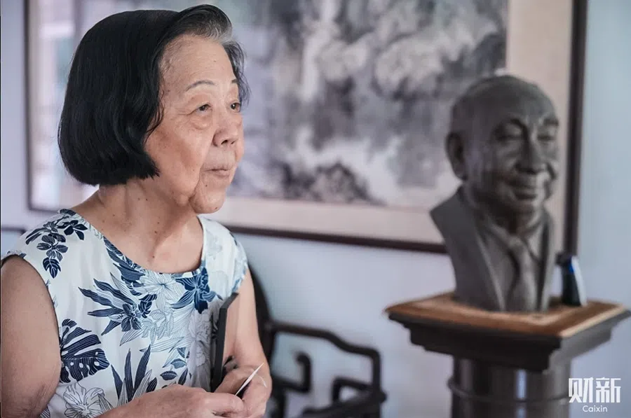 In the hallway leading from the living room to the living area, a smiling bust of Goh Keng Swee stands. Ding Lisong, founder of Guangdong Development Bank, presented this bust personally and in the name of Gu Mu in 1998. Goh’s wife, Dr Phua Swee Liang, poses for a photograph beside the bust. (Photo: Vickie)