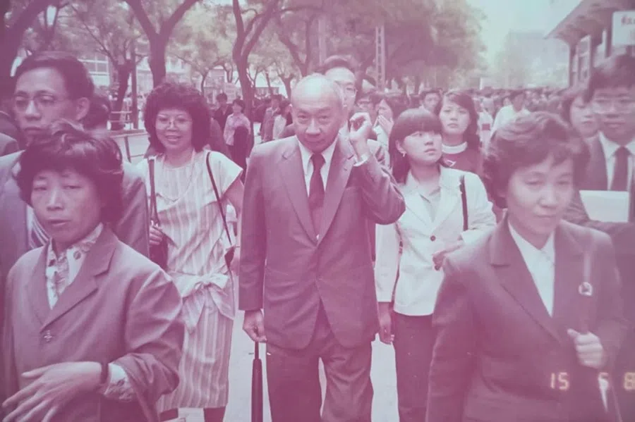 Goh and his wife Phua Swee Liang walking on the streets of Beijing during their visit to China in 1985. (Photo provided by interviewee)
