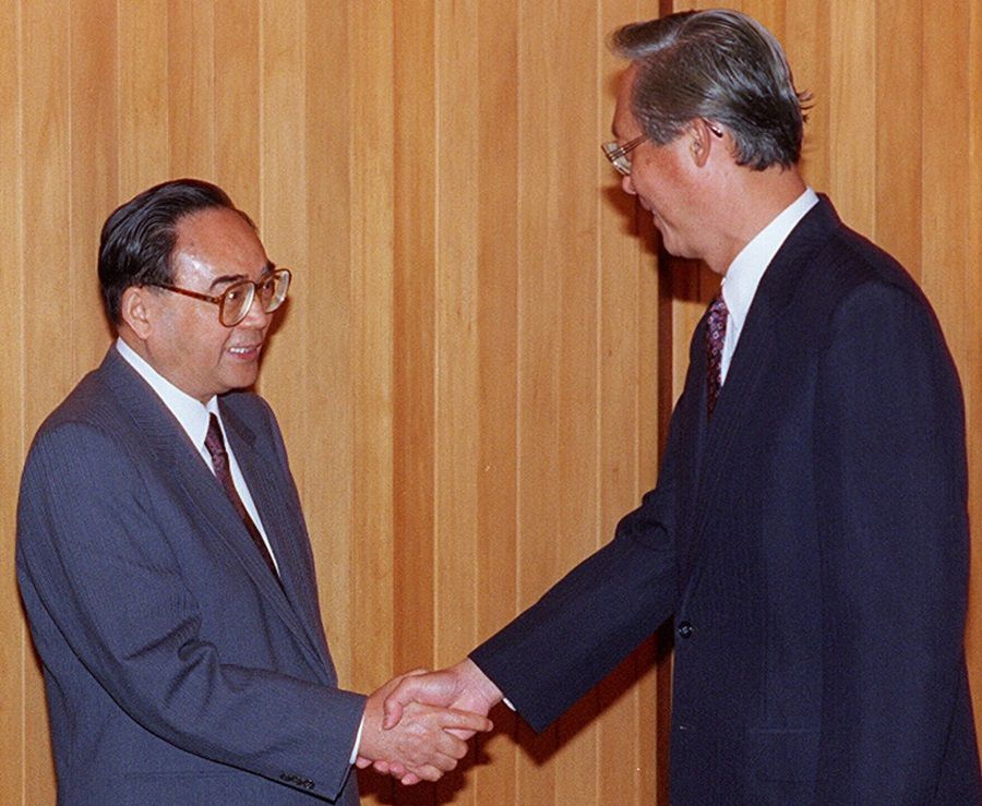 China's Communist Party propaganda chief Ding Guangen (left) paying a courtesy call on Prime Minister Goh Chok Tong at the Istana, December 1995. (SPH)