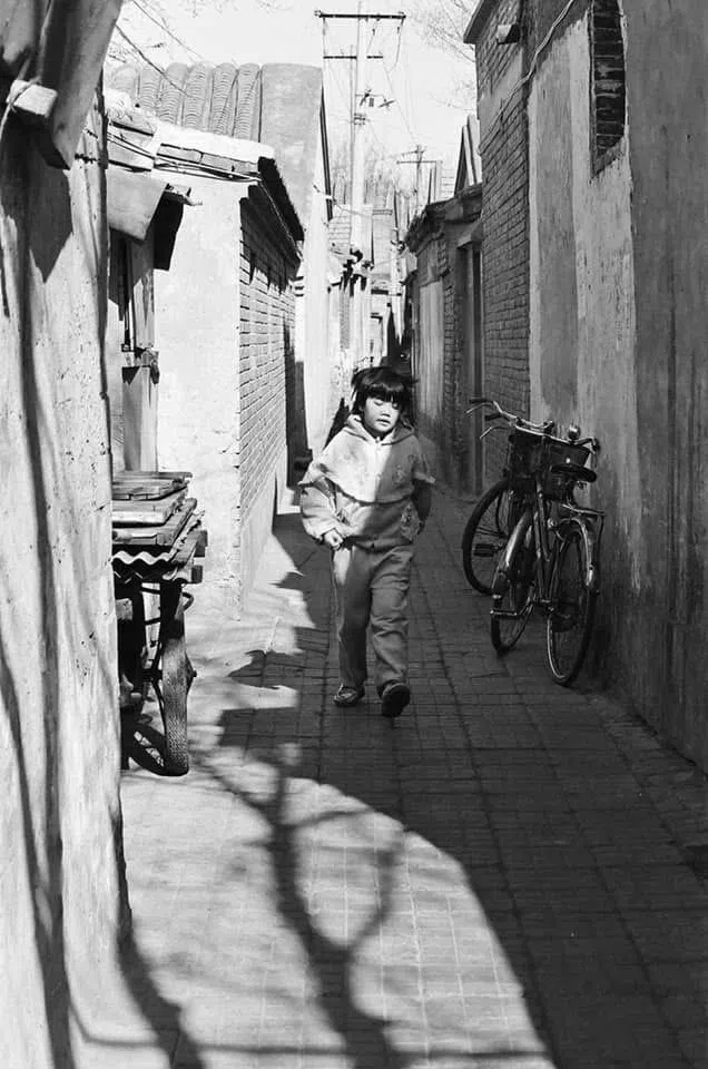 Old hutong alley in Beijing, 1995. (Photo: Koichi Saito)