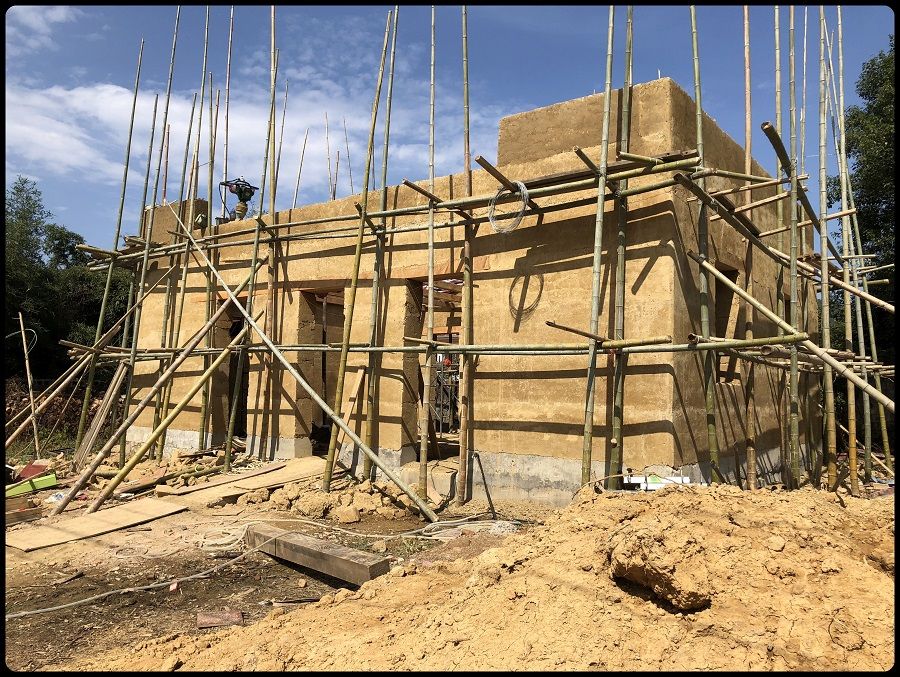Constructing a new building in the rammed earth vernacular method of the Lishui region in Zhejiang province.