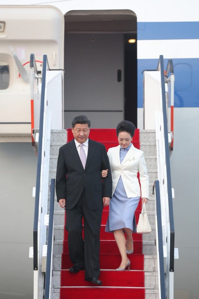 Chinese President Xi Jinping and his wife Peng Liyuan arriving to a red-carpet welcome at Changi Airport on 6 November 2015. (SPH)