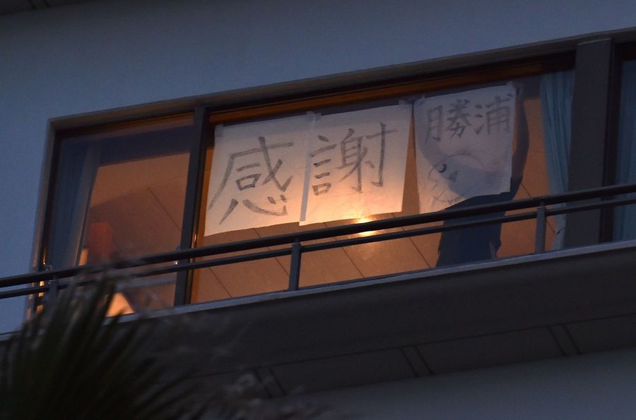 A person who returned from Wuhan and is staying in quarantine in a hotel in Katsuura puts up the message "Thank you, Katsuura" on the hotel window, on 12 February 2020. (Kazuhiro Nogi/AFP)