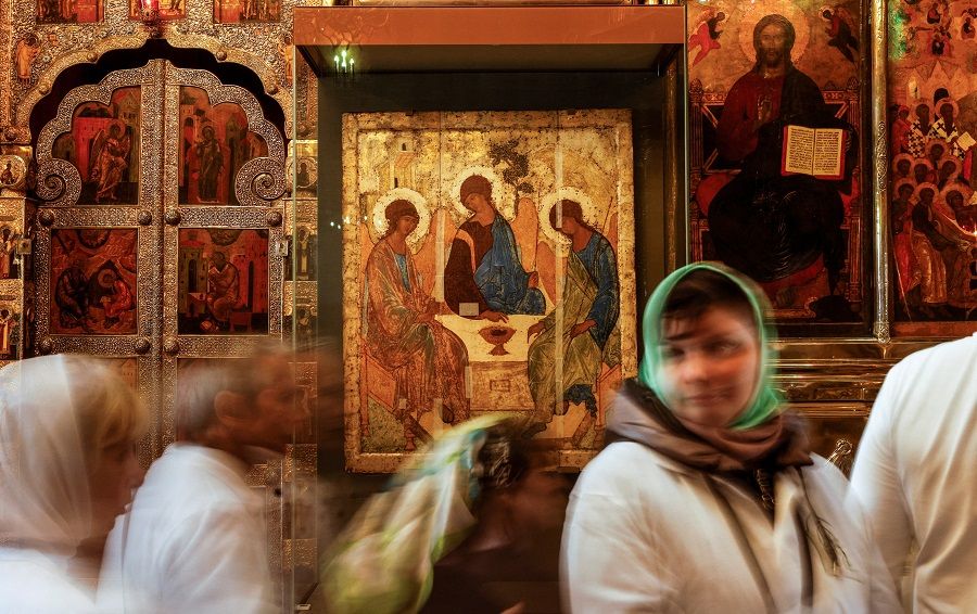 Believers gather near the Trinity icon at the Trinity Lavra of St. Sergius in the town of Sergiyev Posad, Russia, 18 July 2022. (Maxim Shemetov/Reuters)
