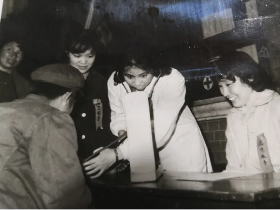 From an interviewee’s family collection: factory nurses perform routine health check-ups for workers. Captured in the early 1980s, this photo illustrates the social services provided to workers by the factory danwei system.