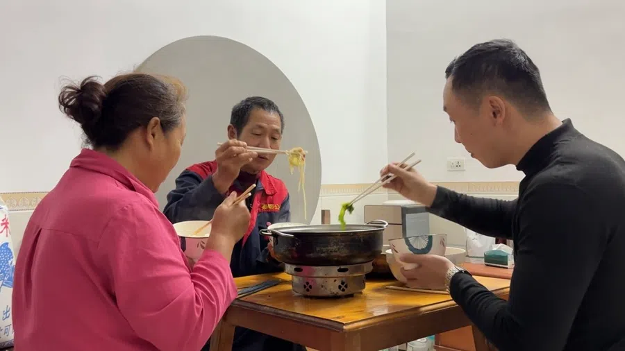 Yi Chunlei eating dinner with his parents. (Li Kang/SPH Media)