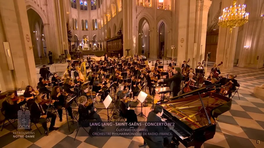 A screen shot from a video featuring Lang Lang on piano, conducted by Gustavo Dudamel, during the reopening of Notre Dame Cathedral in Paris, on 7 December 2024. (Internet)