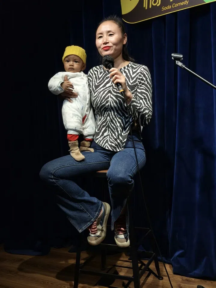 For Li Ying, comedy is pure artistic passion. Since the birth of her son, with no one to take care of him for her during shows, she brings him onstage with her while she performs. “My job is to make jokes,” she says. “His is not to cry.”