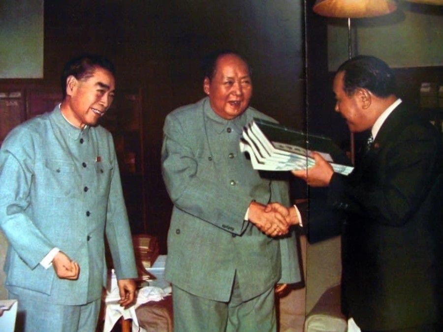 In September 1972, when Japanese Prime Minister Tanaka Kakuei met with Chairman Mao Zedong of the Chinese Communist Party, he presented ancient Chinese books as gifts.