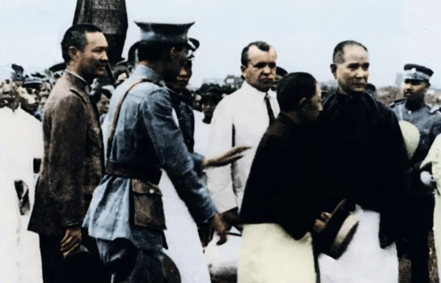 In 1924, Sun Yat-sen (right) attended the memorial service of the Soviet Union's military adviser, General Dmitry Pavlov in Guangzhou. Standing behind him is his foreign bodyguard, Morris Cohen. The Soviet Union provided the Chinese Nationalist Party with military weapons and arranged for CCP members to join the Chinese Nationalist Party, marking the first collaboration between the CCP and the Chinese Nationalist Party.