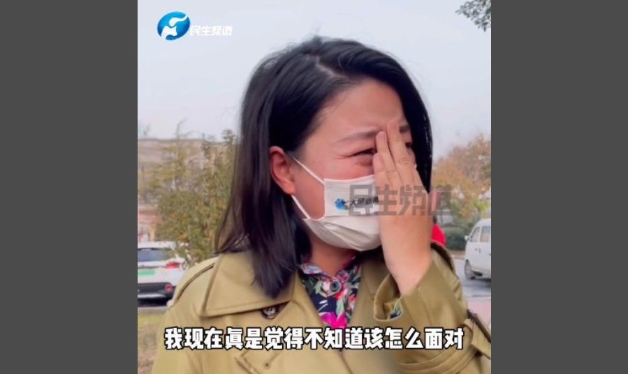 A screen grab of the video showing Xiaoli breaking down into tears after being unable to help Madam Geng. (Weibo)