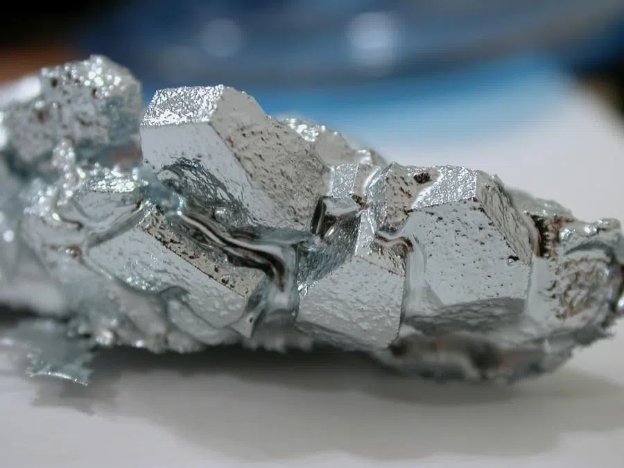 Crystals of 99.999% gallium. (Photo: foobar/Licensed under CC BY-SA 3.0)