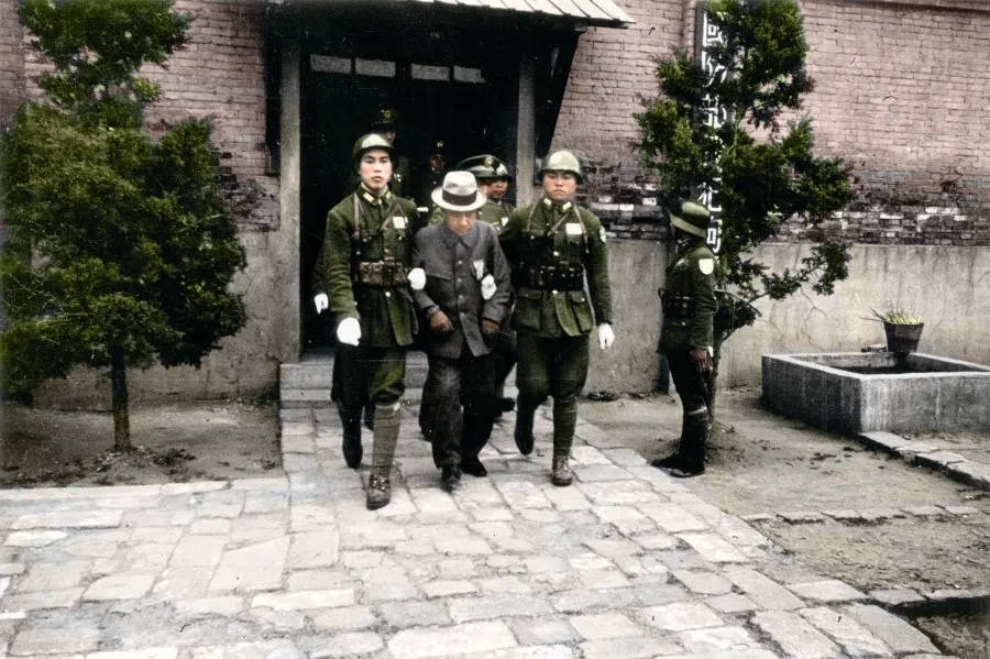 On 26 April 1947, after completing the farewell letter to his wife and signing the execution order, Hisao Tani was immediately escorted out of the Ministry of National Defense war criminal detention facility by the military police, ready to board the execution vehicle. Faced with impending death, Tani looked solemn, with his head bowed in silence during the escort.