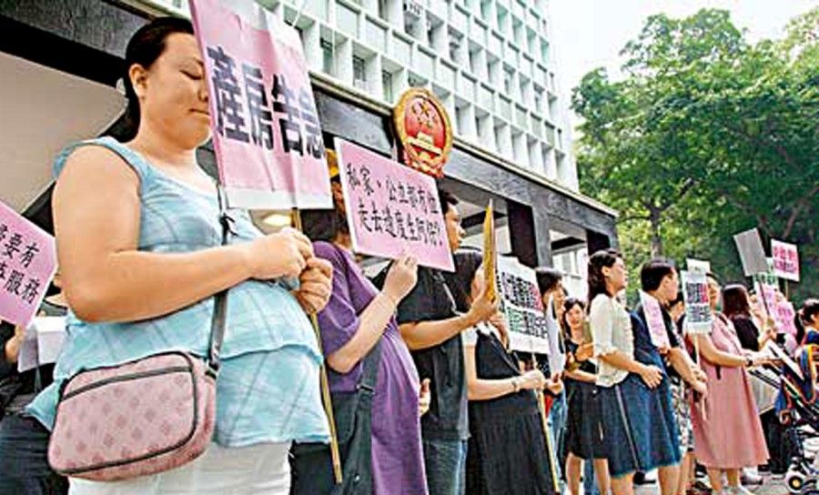 Back in 2006, Hong Kongers were already protesting the lack of hospital beds in both the public and private sectors, including a shortage of maternity services, due to Mainland Chinese patients overcrowding the hospitals. (Apple Daily)