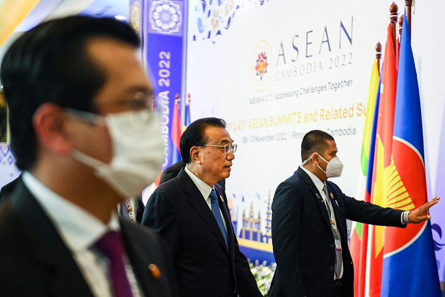 Chinese Premier Li Keqiang (centre) arrives in Phnom Penh, Cambodia, on 11 November 2022 during the 40th and 41st Association of Southeast Asian Nations (ASEAN) Summits. (Nhac Nguyen/AFP)