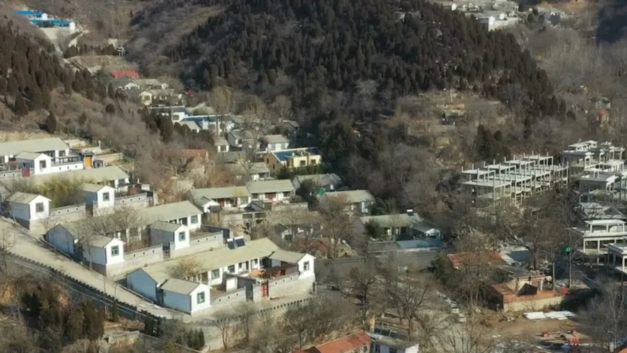 Thousands of villas remain untouched while new villa projects continue to be blatantly constructed in protected mountain areas. (Internet)