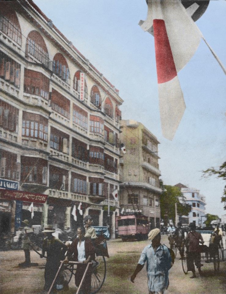 Singapore's streetscape during the Japanese occupation. Large Japanese flags were displayed prominently. The local economy deteriorated rapidly during the war and the people's lives were hard.