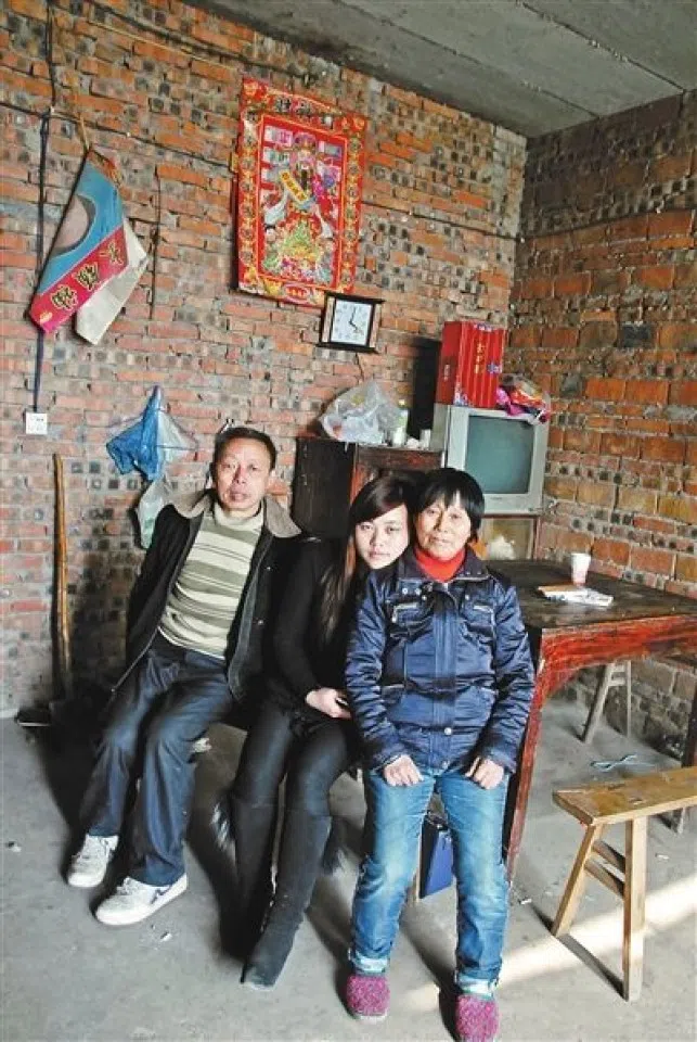 Xie Xianmei (centre) with her adoptive father Xie Yuncai and his wife. (Internet)