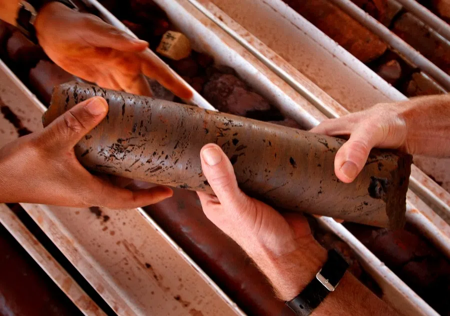 A sample from iron ore mines near Port Hedland, north of Perth, 26 May 2008. (Tim Wimborne/Reuters)