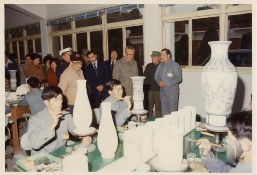 In the early 1980s, Prime Minister Lee and President Chiang visited a ceramic factory in Kinmen. (Courtesy of the Chiang Ching-kuo Foundation)
