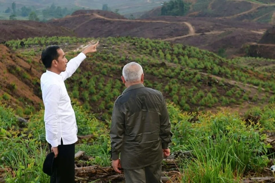 This file handout picture taken and released on 17 December 2019 by the Indonesian Presidential Palace shows Indonesia's President Joko Widodo (left) during his visit to North Penajam Paser district near Sepaku in East Kalimantan, where the government plans to build its new capital city replacing Jakarta. (Handout/Indonesian Presidential Palace/AFP)