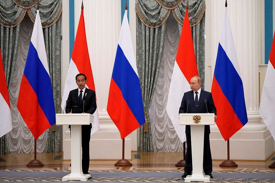Russian President Vladimir Putin (right) and Indonesian President Joko Widodo attend a joint news conference following their meeting in Moscow, Russia, 30 June 2022. (Alexander Zemlianichenko/Pool via Reuters/File Photo)