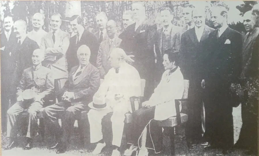 Chiang Kai-shek, Franklin D. Roosevelt, Winston Churchill, Chiang Soong May-ling (from left to right, first row) are seated while attending the Cairo Conference held in Cairo, the capital of Egypt, in November 1943. (Photo: Xiumuzidiao/Licensed under CC BY-SA 4.0)