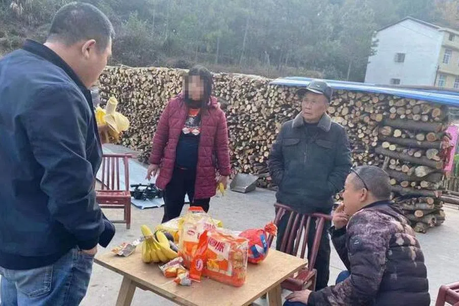 In 2013, Finding Love, a programme broadcasted by Hunan Broadcasting System, had an episode titled “A 76-year-old man and his 29-year-old wife living together affectionately”. (Internet)