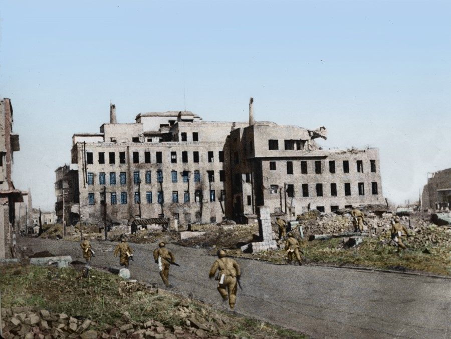In December 1950, the volunteer army launched a large-scale attack. The UNC was unable to resist, and retreated southward. The photo shows the volunteer army entering North Korean capital Pyongyang.