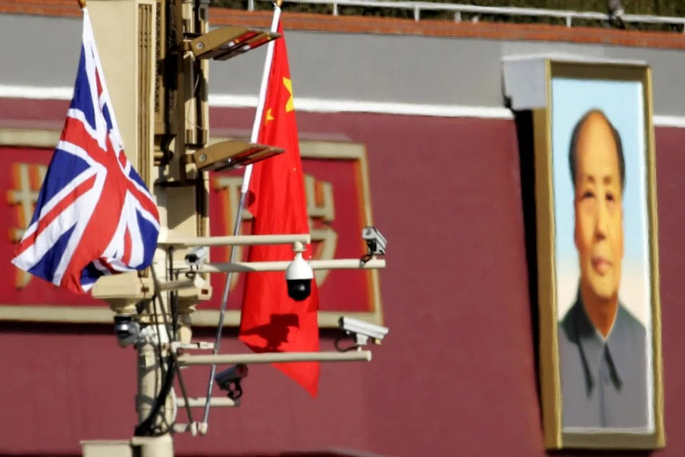 A Union Jack and a Chinese flag on a pole with security cameras in front of a portrait of late Chinese Chairman Mao Zedong at the Tiananmen gate in Beijing, 31 January 2018. (Jason Lee/REUTERS)