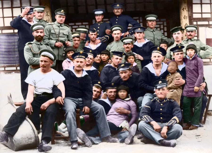 Officers of the Austro-Hungarian Navy on patrol in Beijing, 1903. They intentionally embraced young Chinese girls for the photo to add to their private collection as a symbol of conquering Beijing.