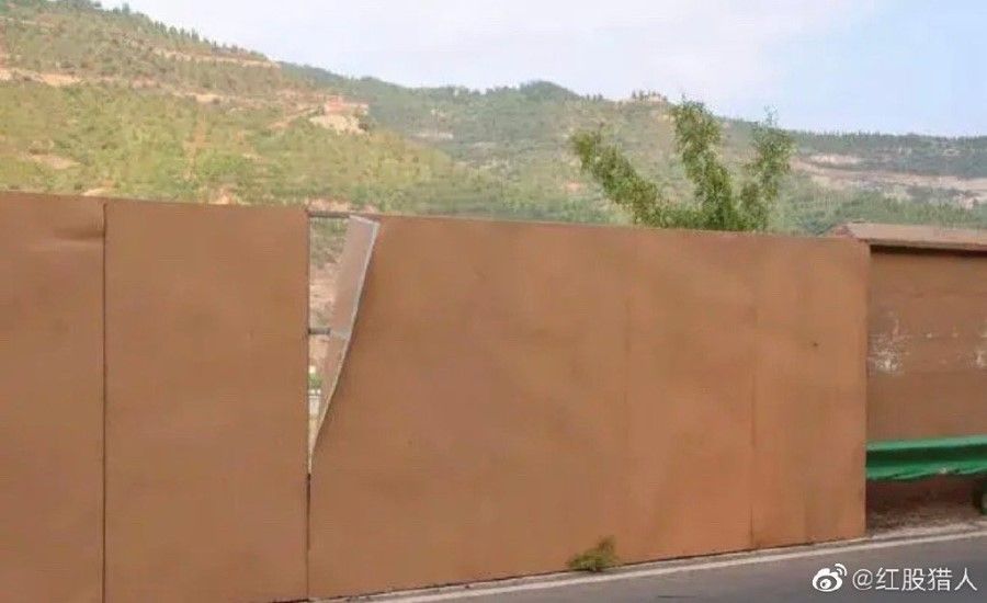 The wall blocking the view of the Yellow River. (Internet)