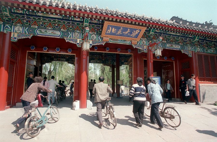 A shot of people entering PKU in 2005. (Apple Daily) 