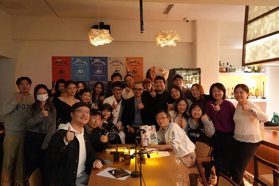 Singaporean music producers/songwriters Lee Si Song (centre, in black jacket) and Lee Wei Song (centre, in white jacket) at a podcast recording in Shanghai on Fan Yiru’s invitation. (Photo provided by interviewee)