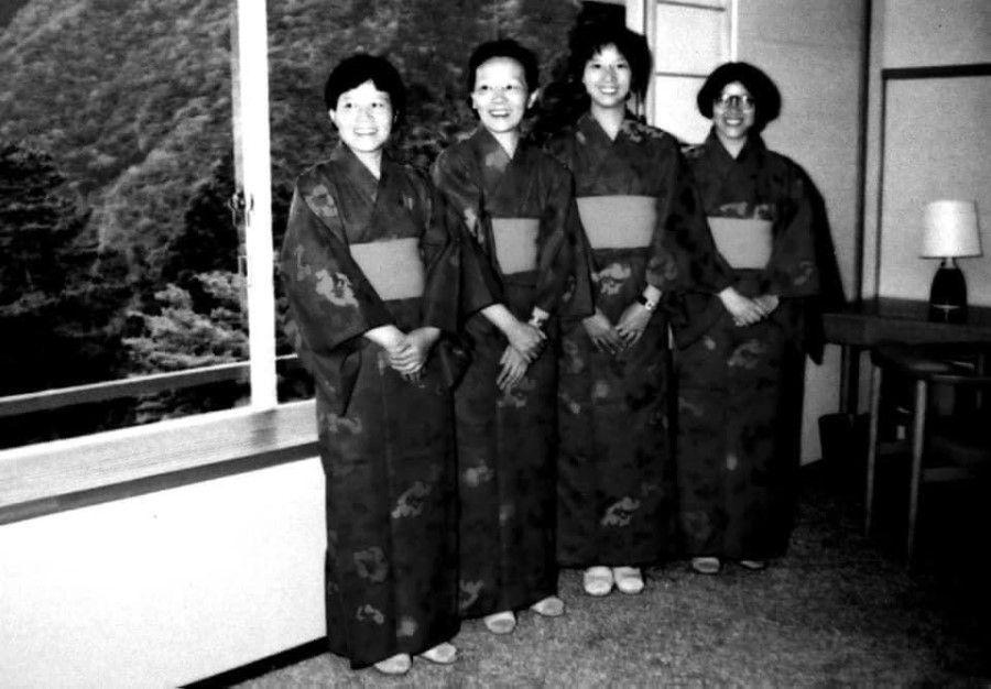 In the mid-1970s, Lin Liyun (first from left), as a high-ranking member of the Chinese Communist Party, visited Japan, returning to the country where she grew up, and reuniting with her friends from her student days. The Japanese media was curious about this Japan-educated senior CCP official.