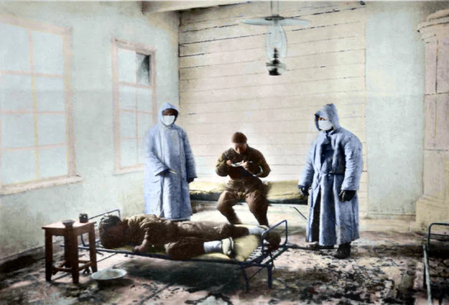 Healthcare workers with patients. (Internet)