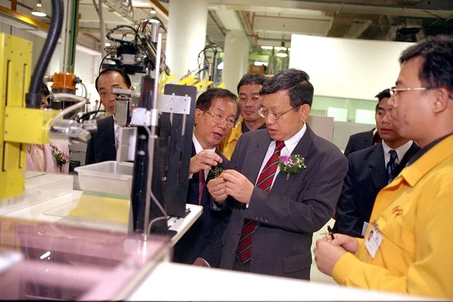 Yao Hsiao Tung (left) showing then Economic Development Board managing director Ho Meng Kit (centre) around Hi-P’s new facility in Singapore, circa 1998. (SPH Media)