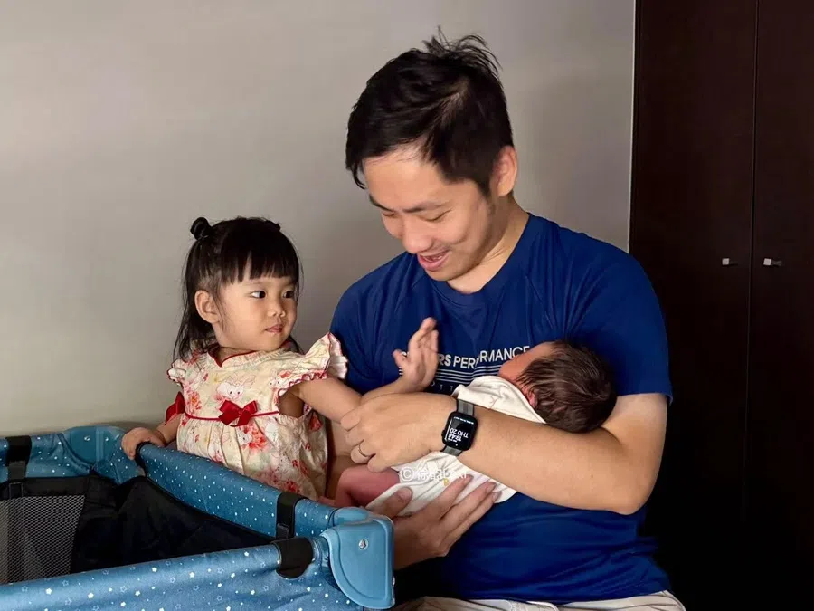 Liu Haolin with the couple’s daughters. (Photo provided by interviewee)