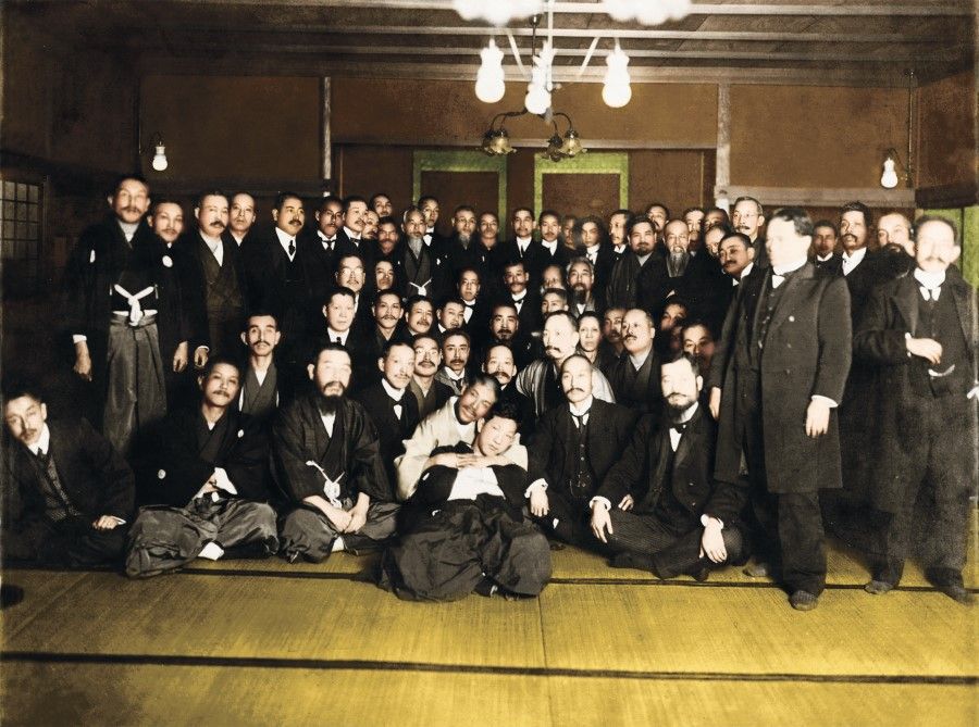 Sun Yat-sen (back row, centre) hosted by friend Shōkichi Umeya (in front of Sun) at Matsumotorō restaurant in Hibiya Park, Tokyo, during Sun's exile in Japan, 1913. This is a valuable historical photo from the Chinese revolutionary era.