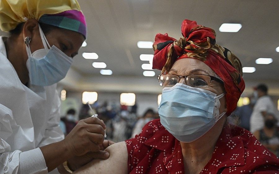 A member of the Hondura's Journalists Association receives the second dose of the Sputnik V vaccine against Covid-19 at the Secretary of Foreign Affairs in Tegucigalpa on 19 August 2021. (Orlando Sierra/AFP)