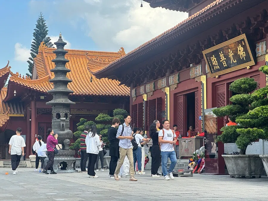 The number of youths volunteering at temples is on the rise.