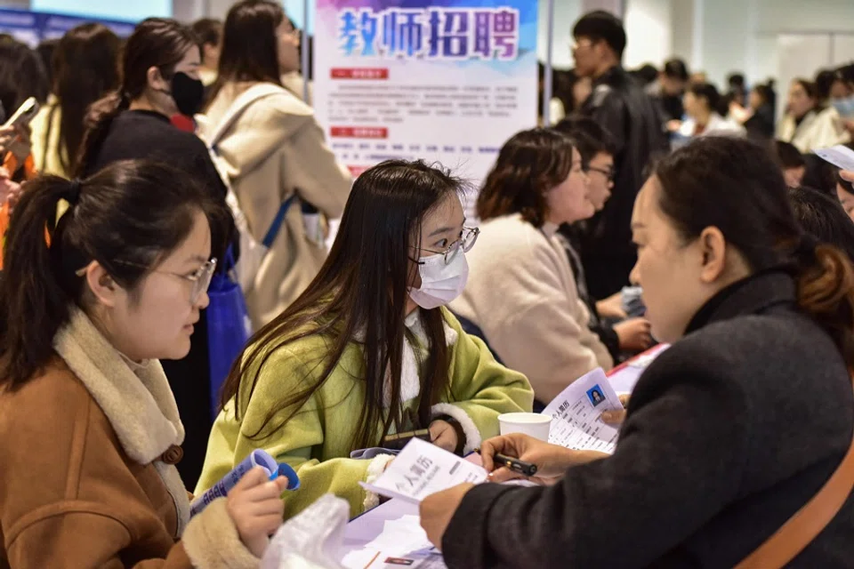 Studenti universitari partecipano a una fiera del lavoro a Fuyang, nella provincia orientale dell'Anhui, nella Cina orientale, il 24 marzo 2024. (AFP)