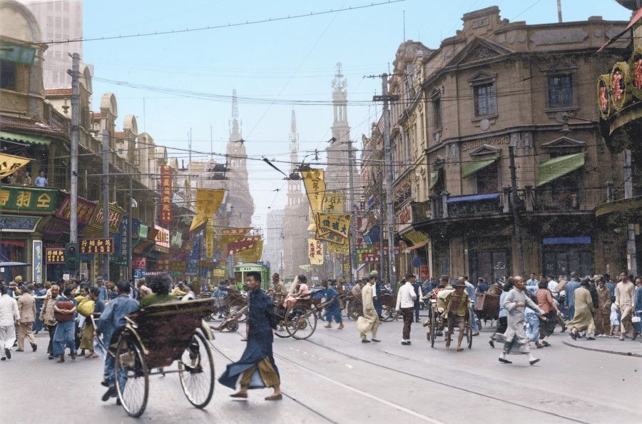 During the days of the Republic, Nanjing Road in Shanghai was one of the best-known commercial streets in the world. Stores and advertisements lined the streets; advertisement placards announcing sales and discounts were waved in the streets while tobacconists, pharmacies, watch shops and metal workshops vied for customers side by side.