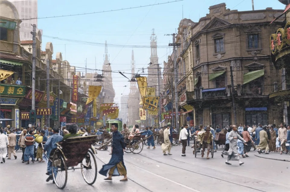 During the days of the Republic, Nanjing Road in Shanghai was one of the best-known commercial streets in the world. Stores and advertisements lined the streets; advertisement placards announcing sales and discounts were waved in the streets while tobacconists, pharmacies, watch shops and metal workshops vied for customers side by side.